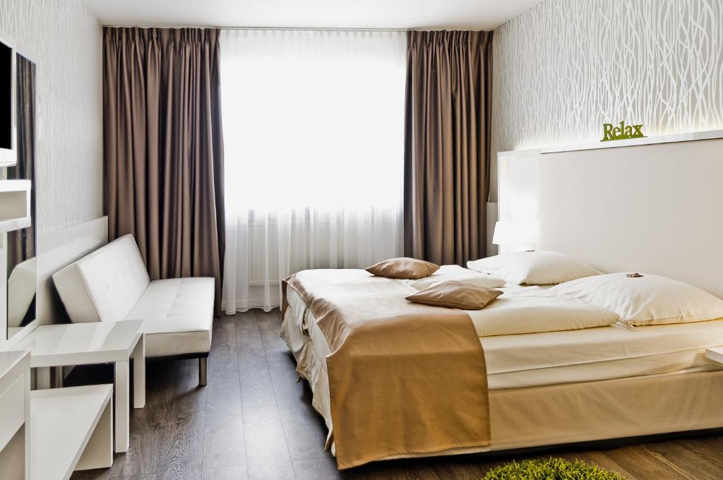 Postel nebo postele na pokoji v ubytování QU Hotel Augsburg