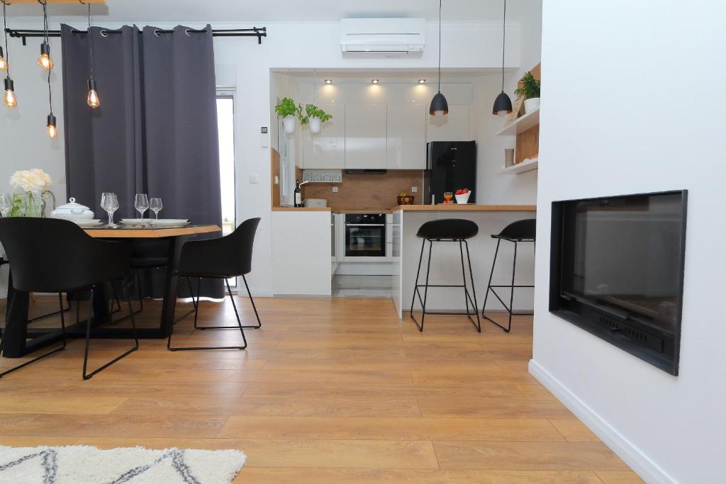 - une cuisine et une salle à manger avec une table et des chaises dans l'établissement Apartments Pivac, à Makarska