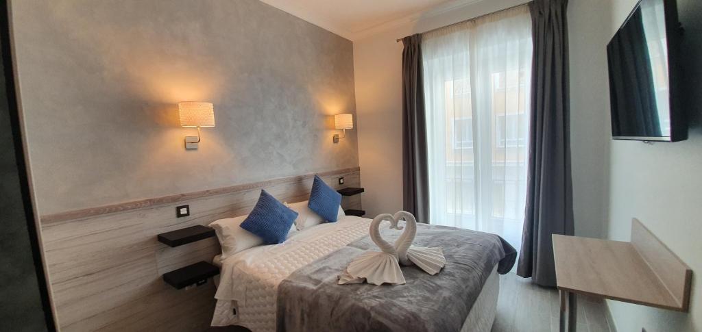 um quarto de hotel com uma cama com um laço em Hostal Pio Centro em Madri