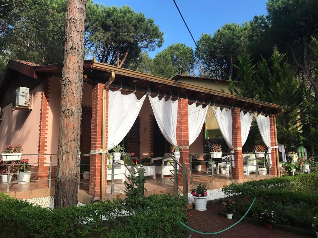 Seafront Villa with a Stunning Garden - Image 9