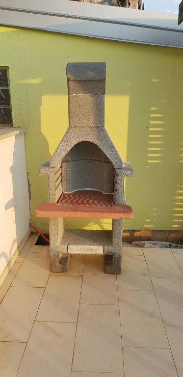 Ein für Gäste verfügbarer Grill in der Ferienwohnung