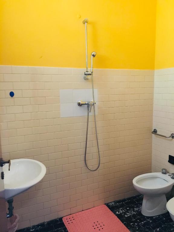 A bathroom at Hotel Bellevue