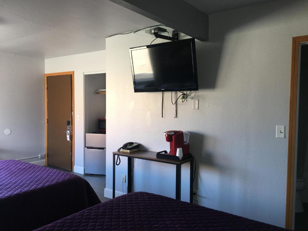 Postel nebo postele na pokoji v ubytování Aircrest Motel