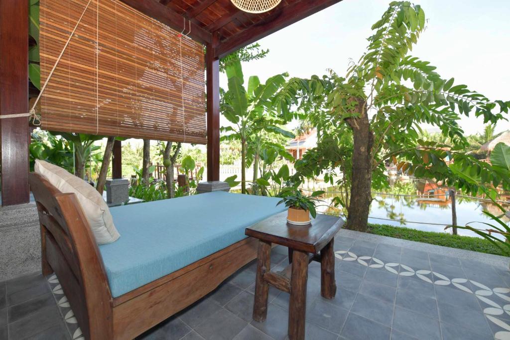 Executive Suite with External or Internal Bathtub