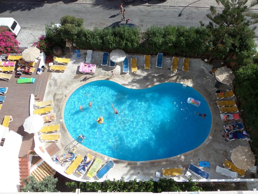 an overhead view of a swimming pool with people in it at Mirachoro Albufeira in Albufeira