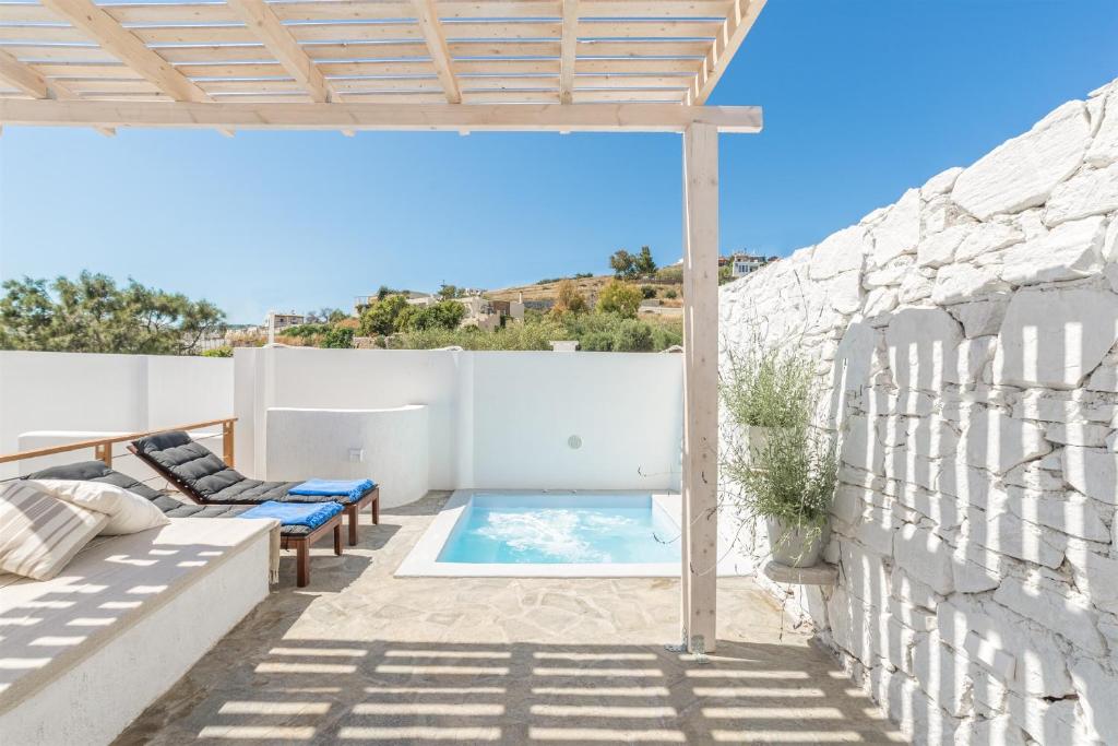 Bazén v ubytování Syros village suites nebo v jeho okolí