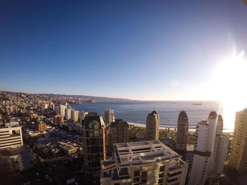 una vista de una ciudad con el océano en el fondo en Departamentos Alto Libertad, en Viña del Mar