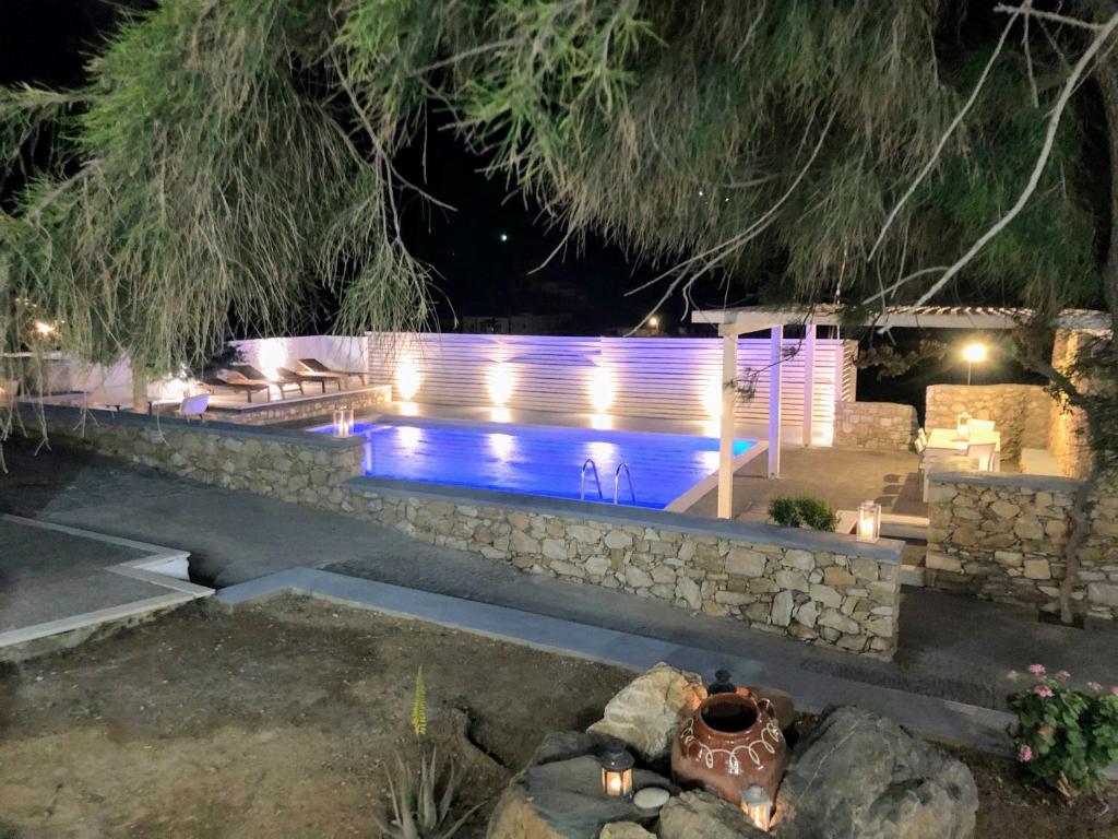 Bazén v ubytování Syros village suites nebo v jeho okolí