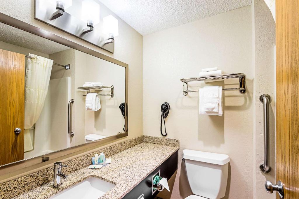 Quality Inn - Suite Queen Con Sofá Cama - No Fumadores