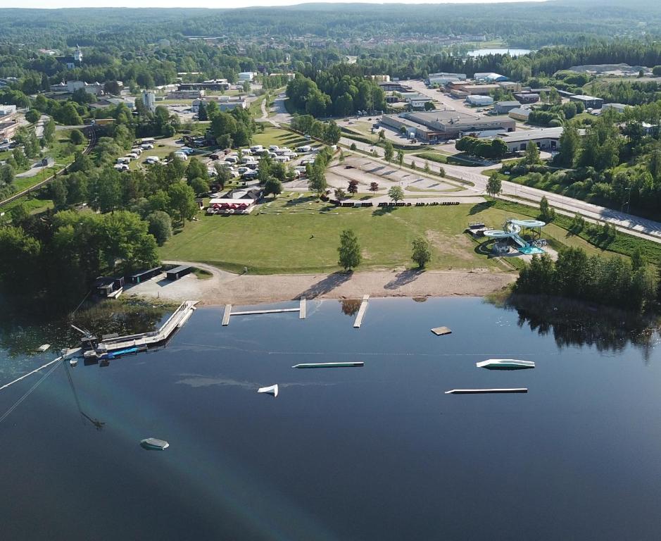 - une vue aérienne sur un lac avec des bateaux dans l'établissement Camping stuga fyra bäddar, à Fagersta