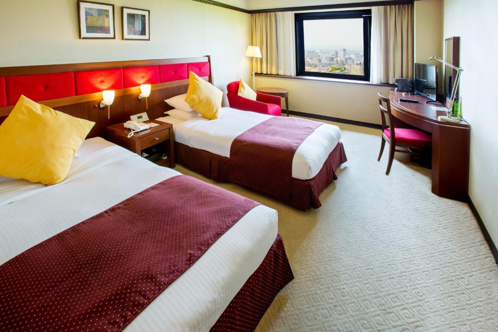 Postel nebo postele na pokoji v ubytování Okayama International Hotel