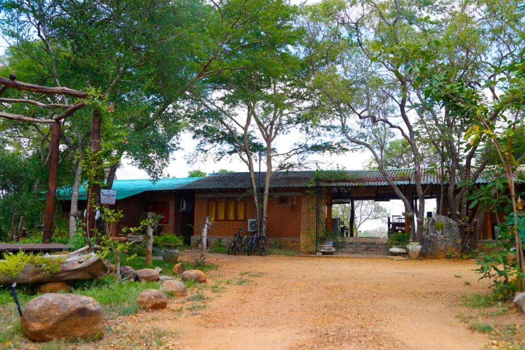 une maison avec un chemin de terre devant elle dans l'établissement The Ibis - Wilpattu, à Puttalam