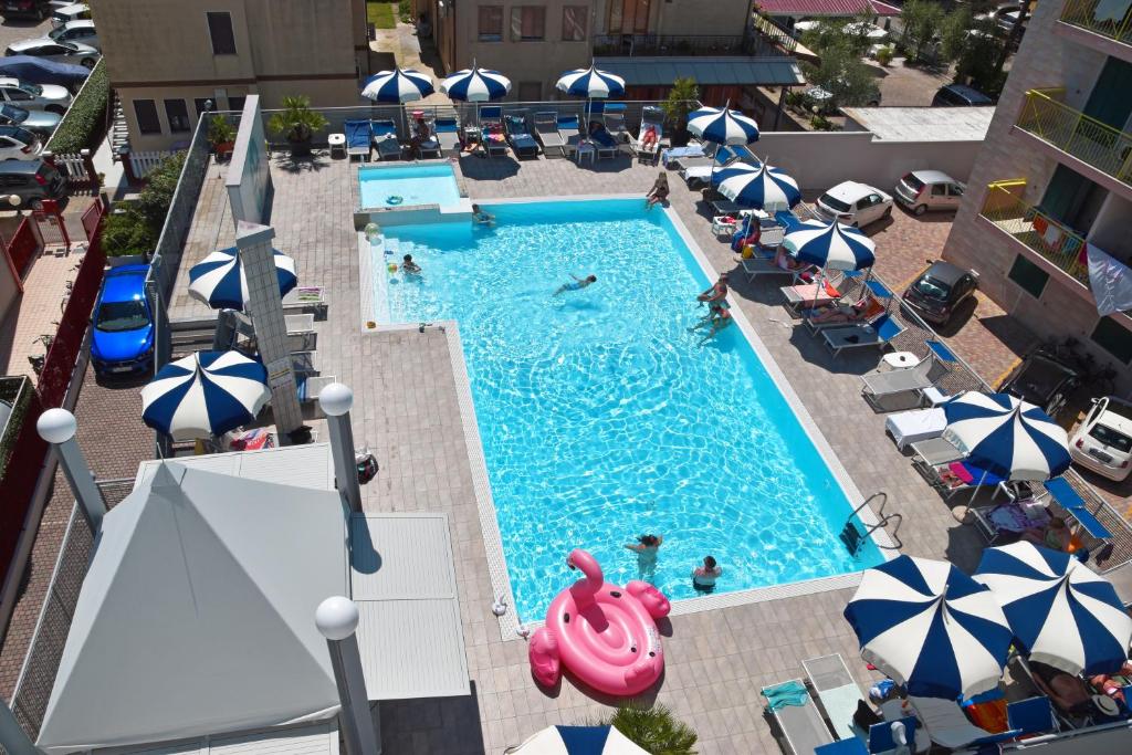 an overhead view of a swimming pool with umbrellas at Hotel Bristol in Caorle