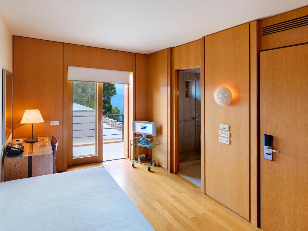 Postel nebo postele na pokoji v ubytování Amphitryon Hotel