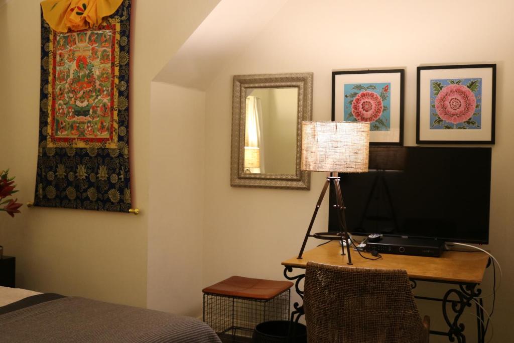 Postel nebo postele na pokoji v ubytování Nyima Tashi Buddhist Centre