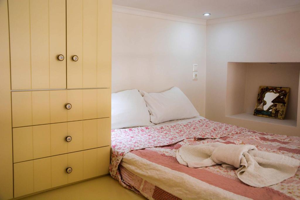 A bed or beds in a room at Kleio House