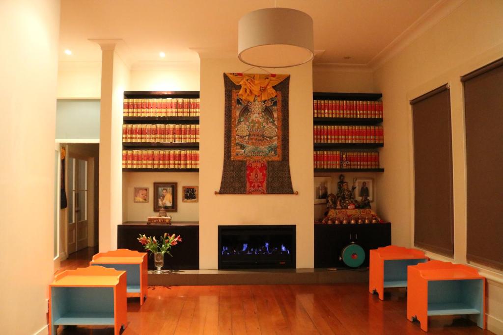 Posezení v ubytování Nyima Tashi Buddhist Centre