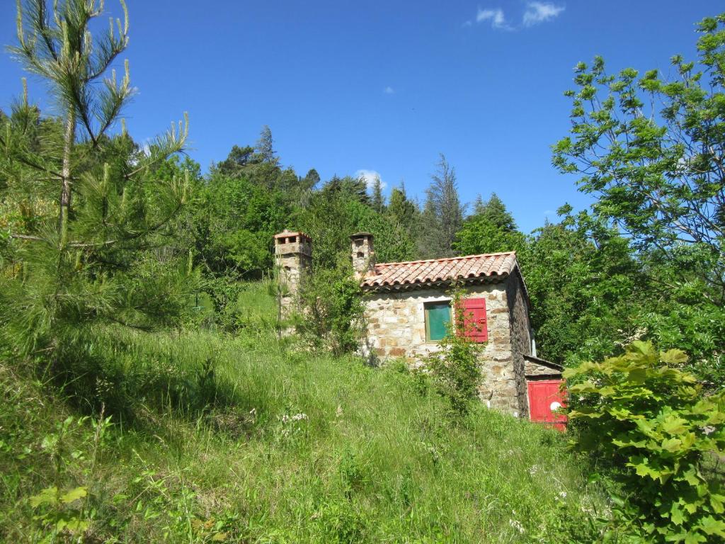 an old house on the side of a hill at Gîte Le Petit Nid in Portes