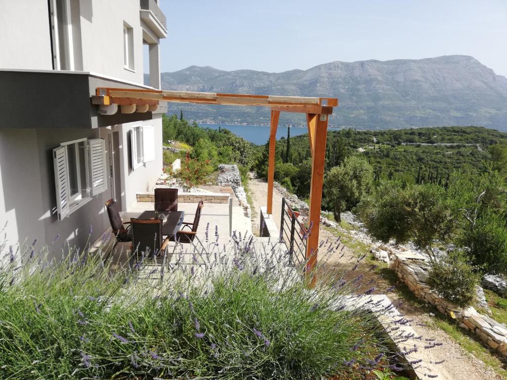 - Vistas a una casa con mesa y sillas en Apartman Andrea, en Korčula
