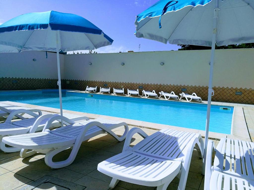 Bazén v ubytování Garden Inn nebo v jeho okolí