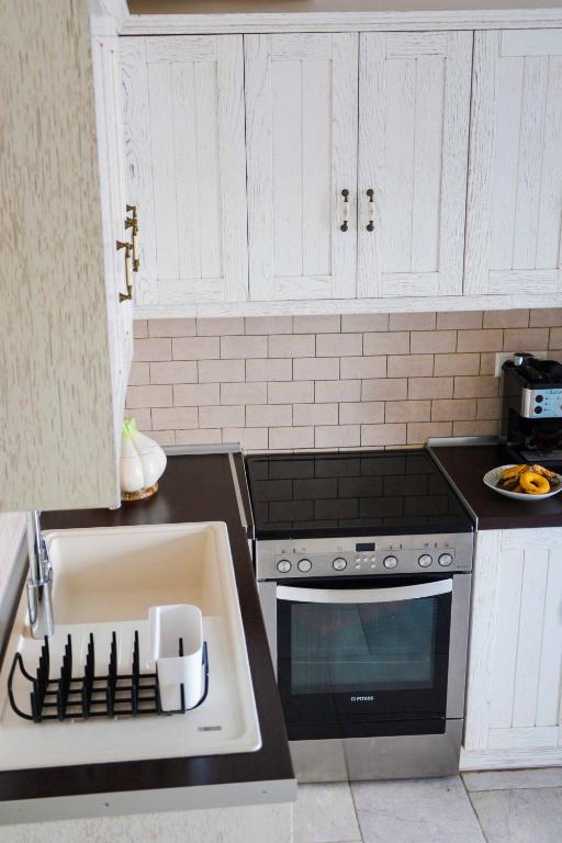 A kitchen or kitchenette at Kleio House
