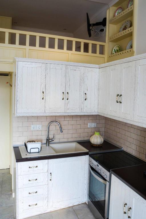 A kitchen or kitchenette at Kleio House