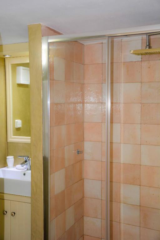 A bathroom at Kleio House