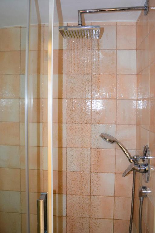 A bathroom at Kleio House