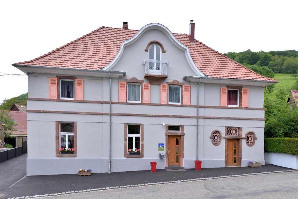 SondernachにあるMaison D'hôtes Du Landersbachの赤屋根白い建物