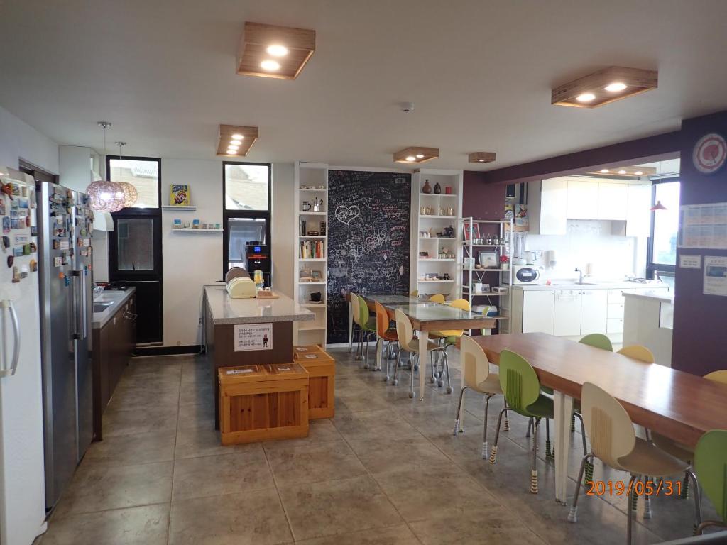 Kuchyň nebo kuchyňský kout v ubytování Galeum Guesthouse
