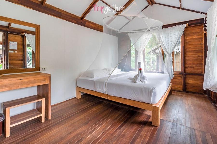 Postel nebo postele na pokoji v ubytování Jungle Koh Kood Resort