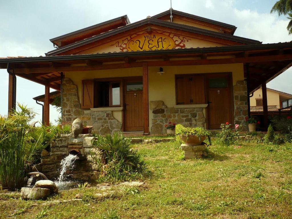 a house with a fountain in front of it at Agriturismo Villa Vea in Bellosguardo