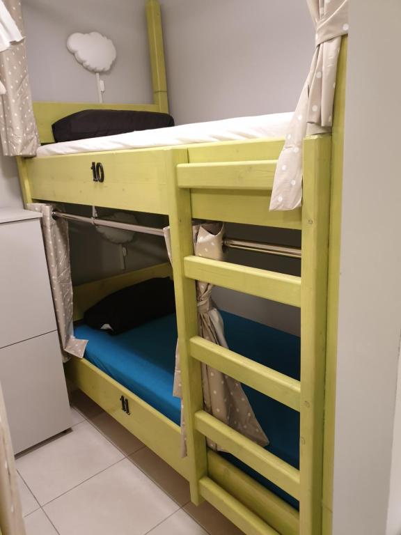 Palanda nebo palandy na pokoji v ubytování KGT House