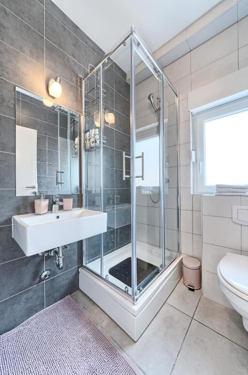 Kúpeľňa v ubytovaní Modern apartments with sea view 150 meters to beach