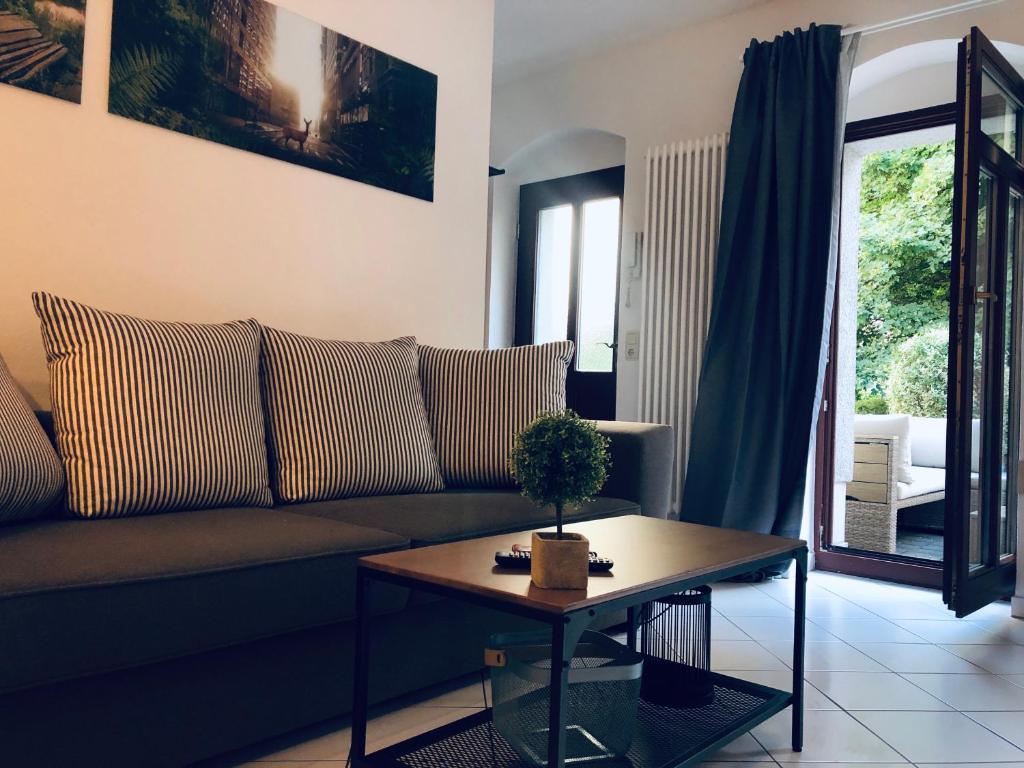 ein Wohnzimmer mit Sofa und Tisch in der Unterkunft Ferienwohnungen mit Terrasse in Zwingernähe - Hilger Rentals in Dresden