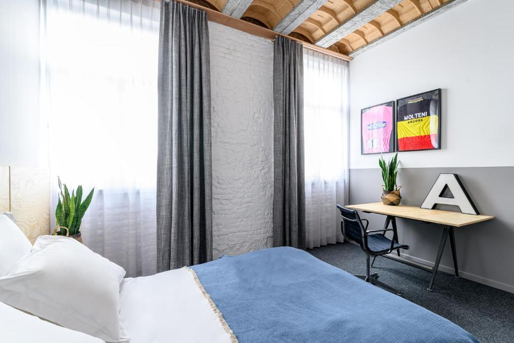 Postel nebo postele na pokoji v ubytování Hotel La Grande Cloche
