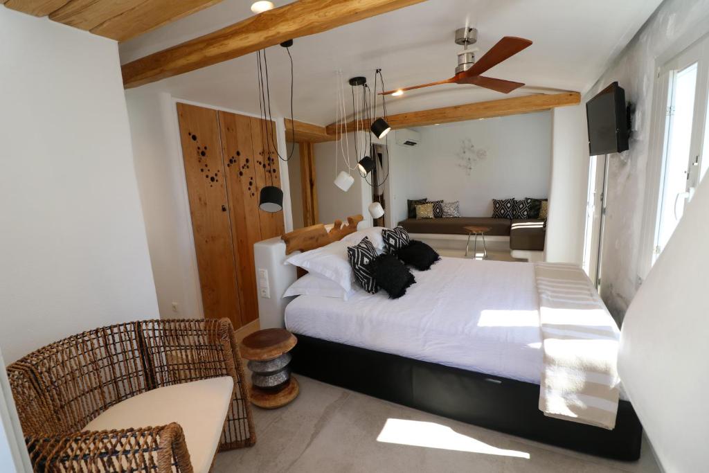 Postel nebo postele na pokoji v ubytování Alkyoni Beach Hotel