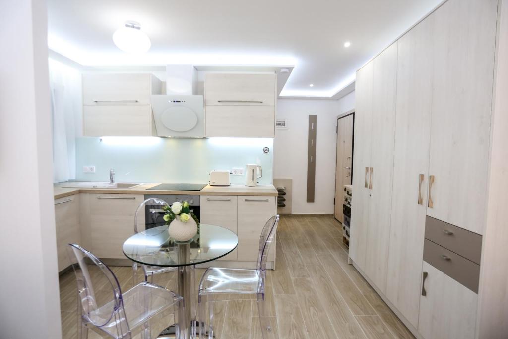 uma cozinha com mesa e cadeiras num quarto em Laura Lifestyle and White Tower em Tessalônica