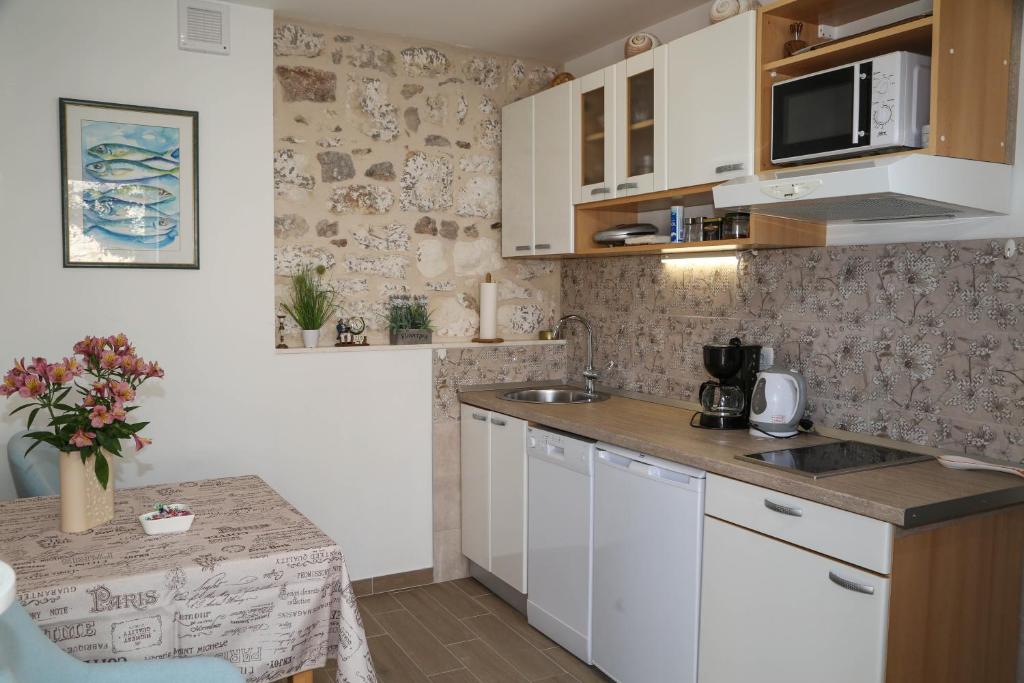 Kuchyň nebo kuchyňský kout v ubytování Apartments Seka