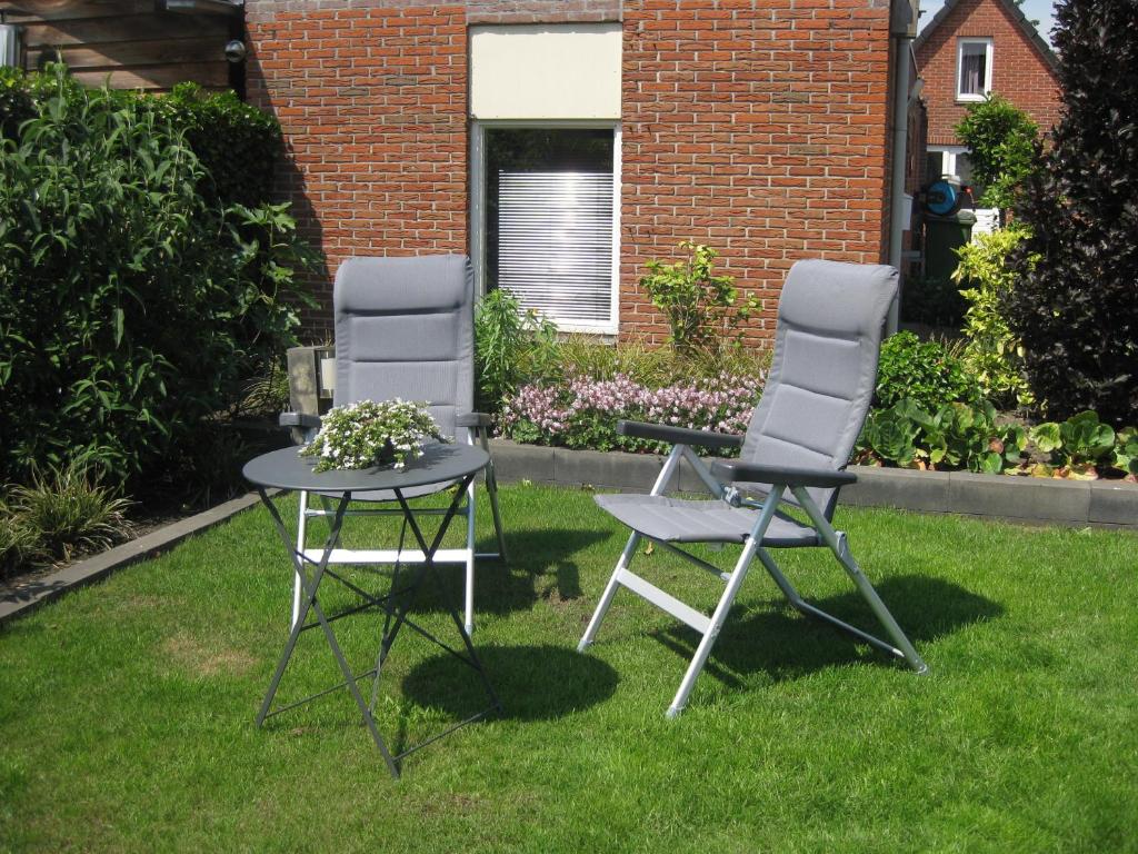 twee stoelen en een tafel in de tuin bij Dekker in Nijverdal
