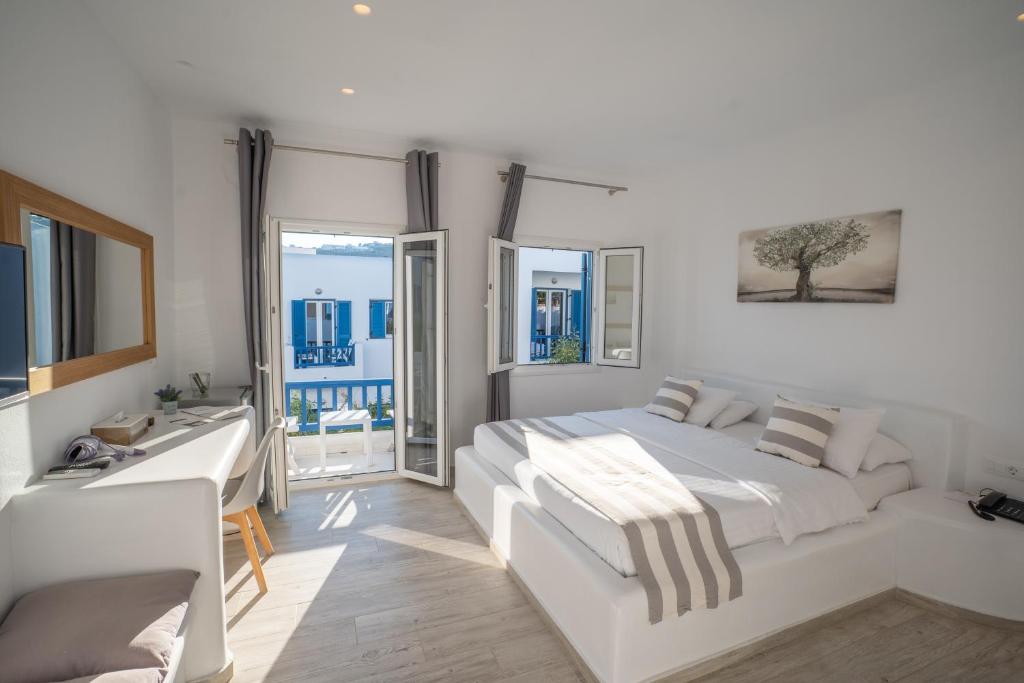 Postel nebo postele na pokoji v ubytování Acrogiali Beachfront Hotel Mykonos