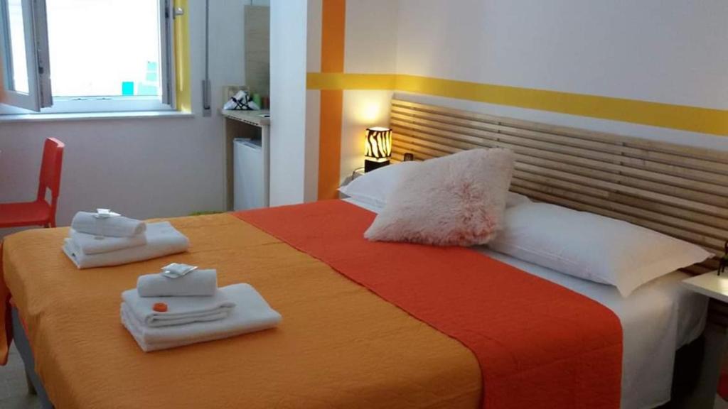 una camera da letto con un grande letto con due asciugamani di Parfumerie 5 Terre a La Spezia