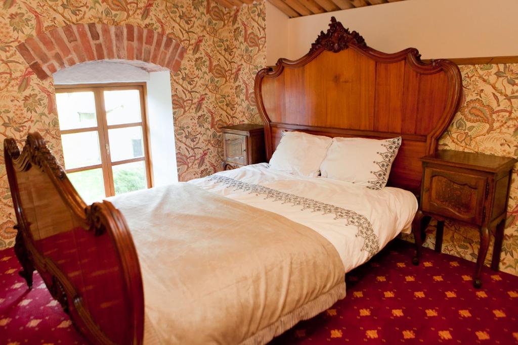 UuluにあるLinnumaja Guesthouseのベッドルーム1室(木製ヘッドボードと窓付)