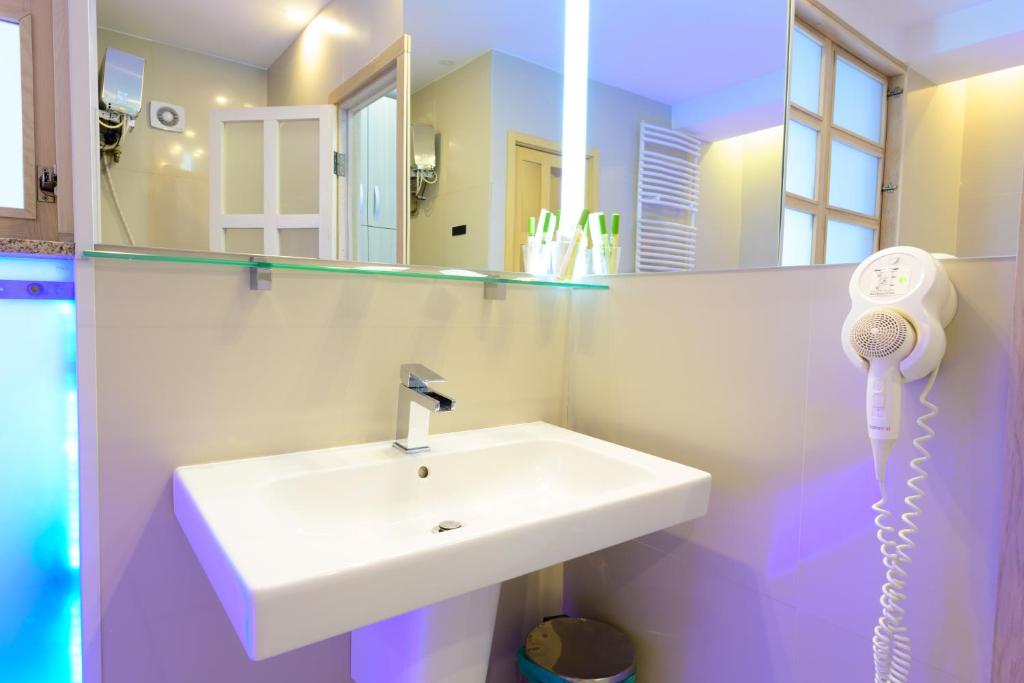 Hotel Christina Plus - Resim 11