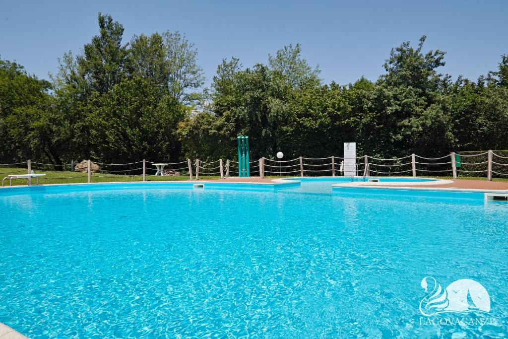 Bazén v ubytovaní Vista Lago alebo v jeho blízkosti