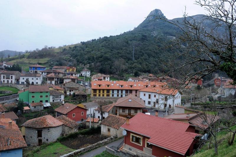 un pueblo con una montaña en el fondo con casas en Apartamento en Carreña de Cabrales, en Carreña