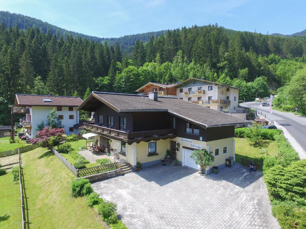 una vista aérea de una casa en las montañas en Landhaus Piberger, en Zell am See
