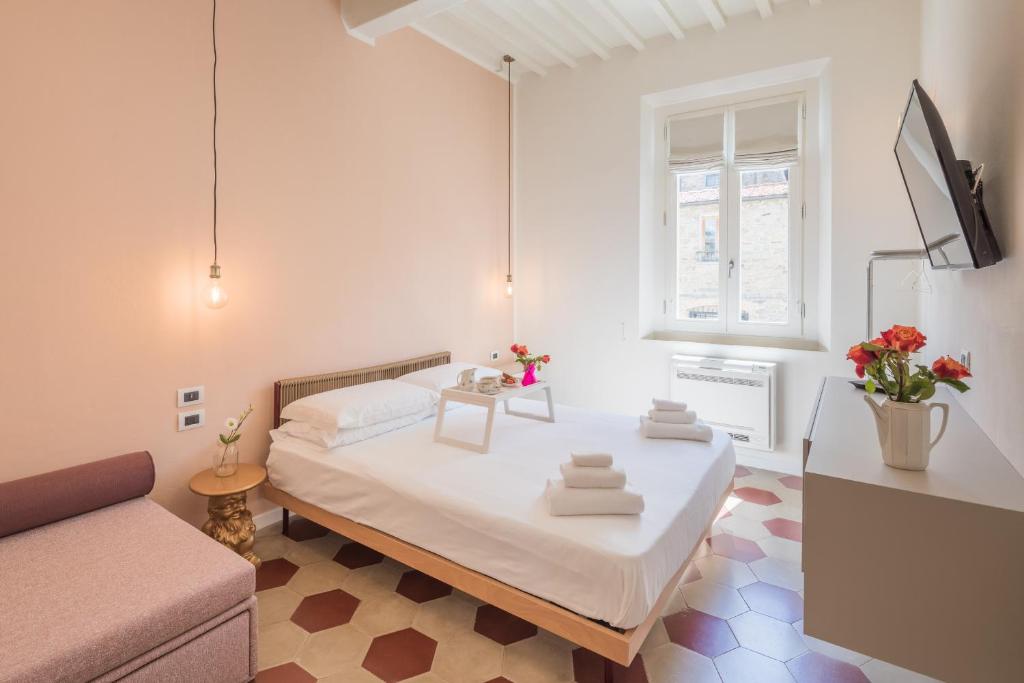 - une chambre avec un grand lit et un canapé dans l'établissement Bellavalle ROOMS Vinci Florence Tuscany, à Vinci