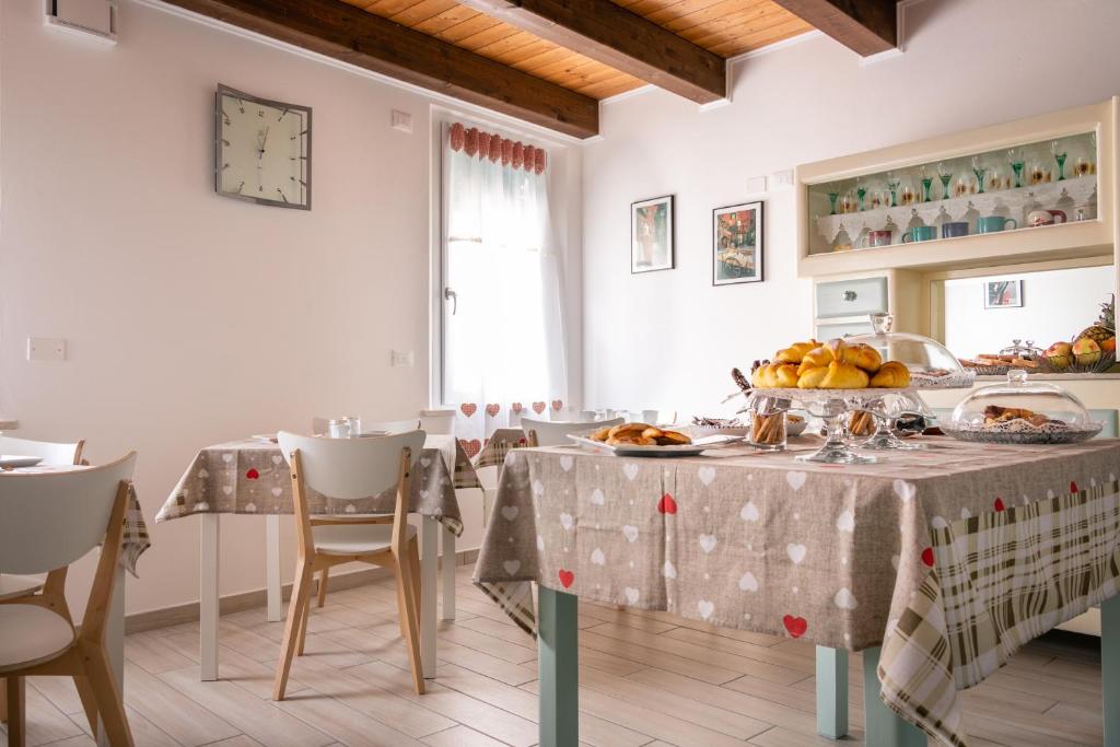 una sala da pranzo con tavolo e cesto di frutta di La Casa di Santino a Comacchio
