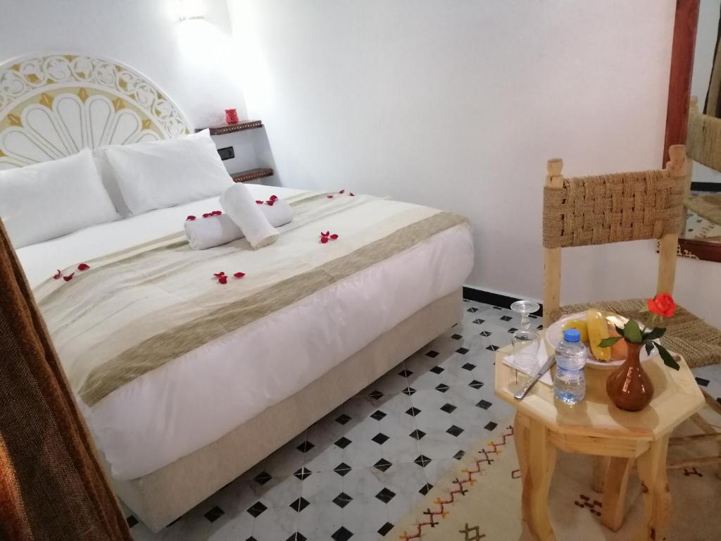 Postel nebo postele na pokoji v ubytování Riad Zawia